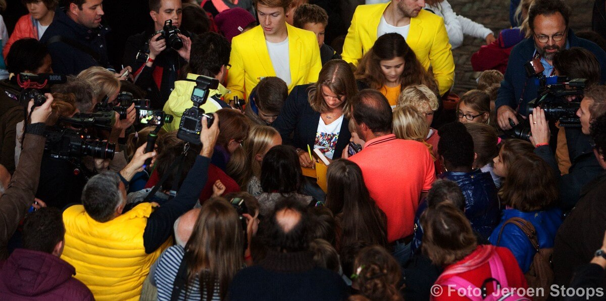 Iedereen wil op de foto en een handtekening van Dafne Schippers. Foto: Jeroen Stoops