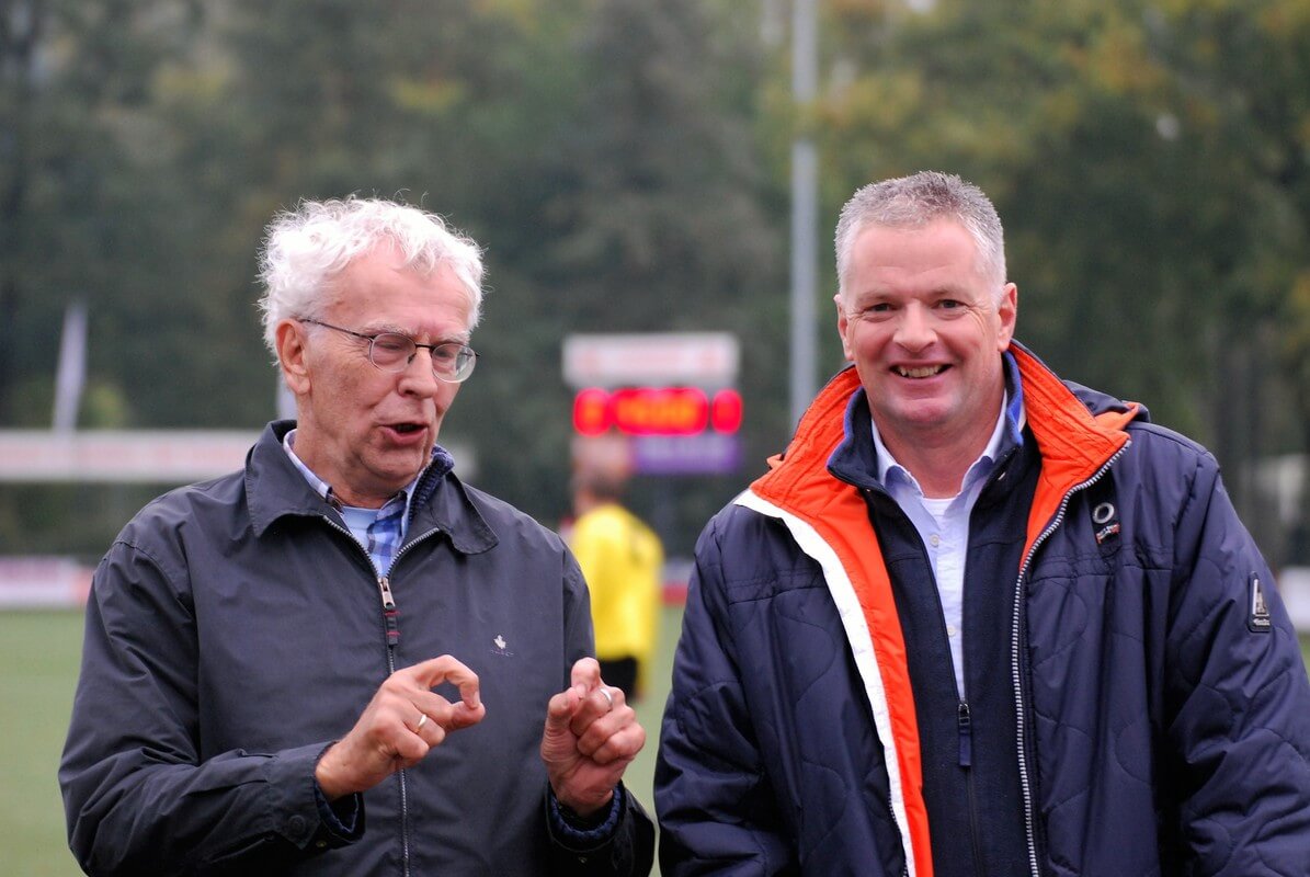 Erik Willlaarts langs de lijn in gesprek met Hans van Echtelt over zijn mooie voetbaljaren in Galgenwaard. Foto: Gerard van Vliet