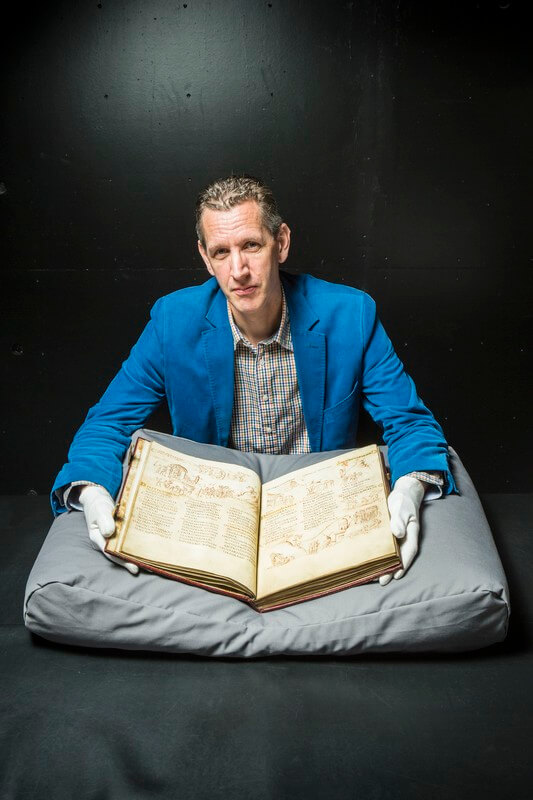 Conservator Bart Jaski met Het Utrechts Psalter. Foto: Ivar Pel