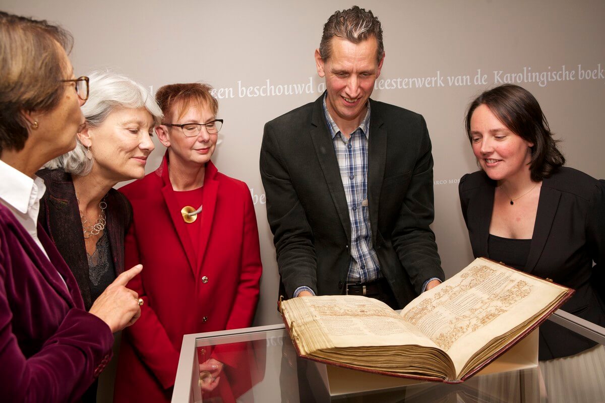 Collegevoorzitter Universiteit Utrecht, Marjan Oudeman; voorzitter UNESCO Nederland, Andrée van Es; directeur Universiteitsbibliotheek Utrecht, Anja Smit; conservator Bart Jaski; directeur Museum Catharijneconvent, Marieke van Schijndel. Foto: Ton van den Berg