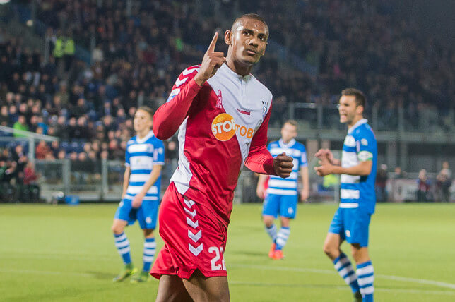 Sebastien Haller is tevreden na het benutten van de penalty. Foto: G. van Keulen