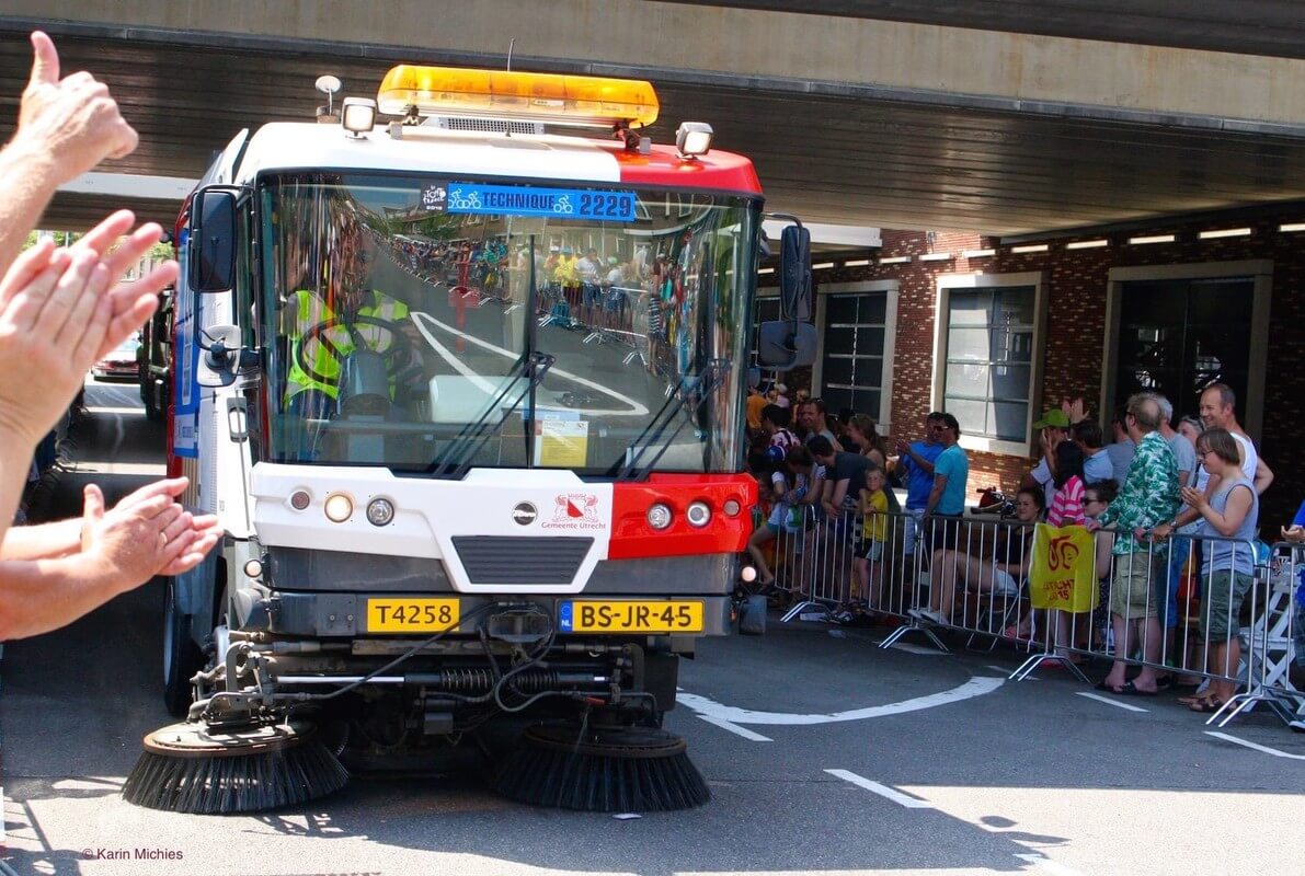 Een veegwagen van Stadswerken rijdt onder luid applaus over het Tour de France parcours. Foto: Karin Michies