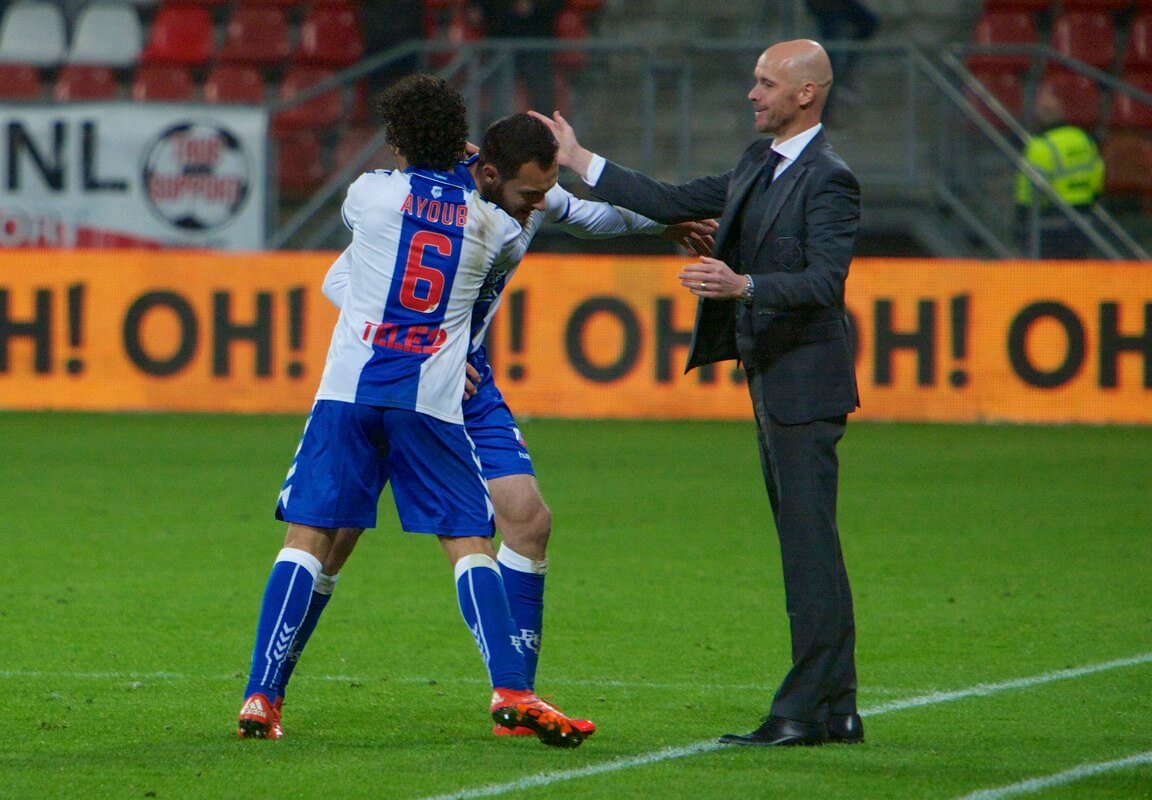 Trainer Ten Hag en speler Ayoub vieren de goal van de omhelsde Barzazite. Foto: Ton van den Berg 