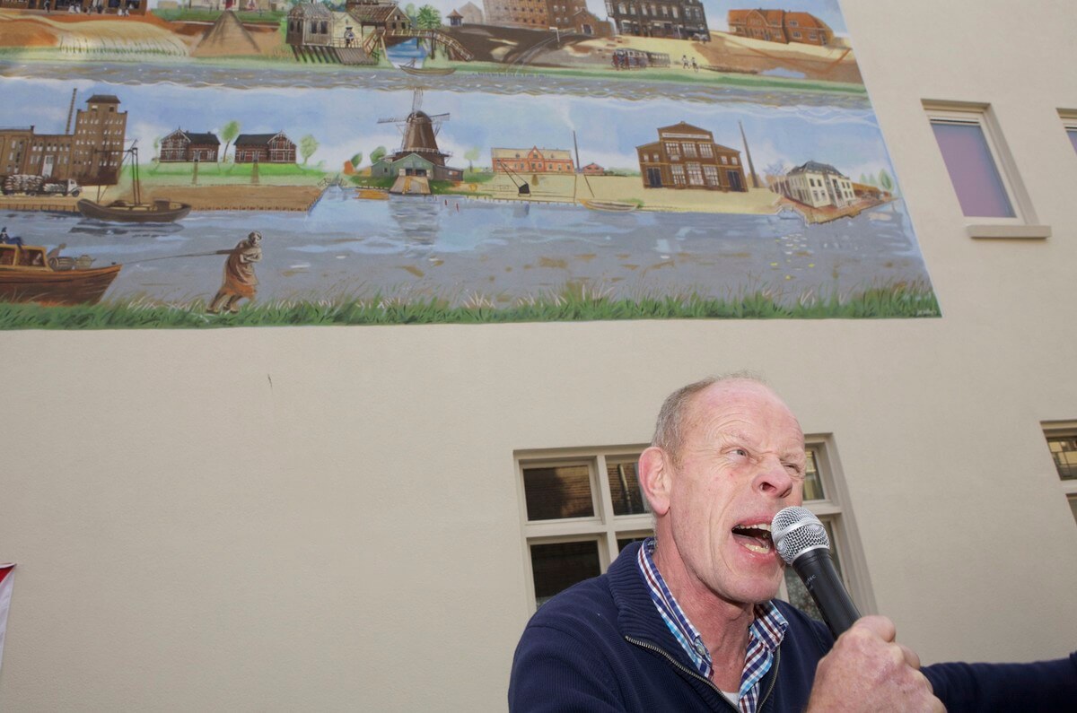 Peter Sprangers, de historicus van Utrecht-zuid, leverde enthousiast commentaar bij het panorama. Foto: Ton van den Berg