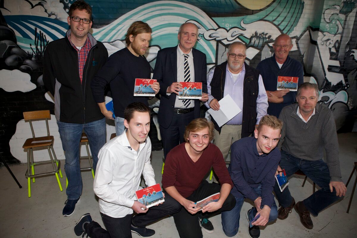 Makers en uitgevers van het gevelschilderingenboekje bij de presentatie. Foto: Ton van den Berg