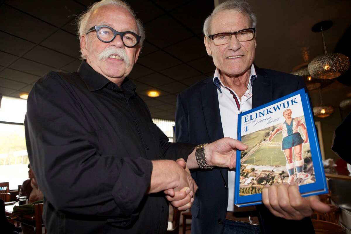Nico de Bree krijgt het Elinkwijkboek uit handen van p.r.-man Piet Rison. Foto: Ton van den Berg