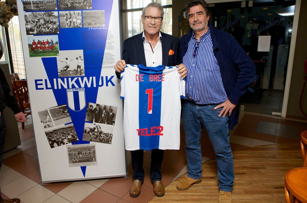 Van Dirk van der Ham (Sporthuis Temming) krijgt De Bree het Elinkwijkshirt waarin FC Utrecht nu zijn bekerwedstrijden speelt. Foto: ton van den Berg