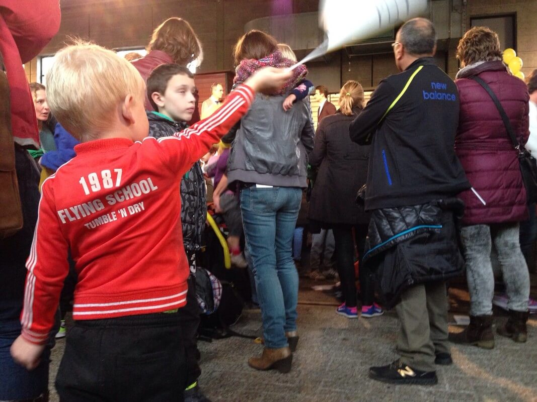 Kinderen zwaaien met vlaggen voor Dafne. Foto: Z. Eijzenbach