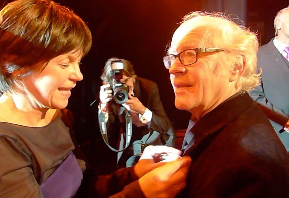 Van Aalst spelt het Gouden Kalf-speldje bij regisseur Jos Stelling in 2012. Foto: Ton van den Berg