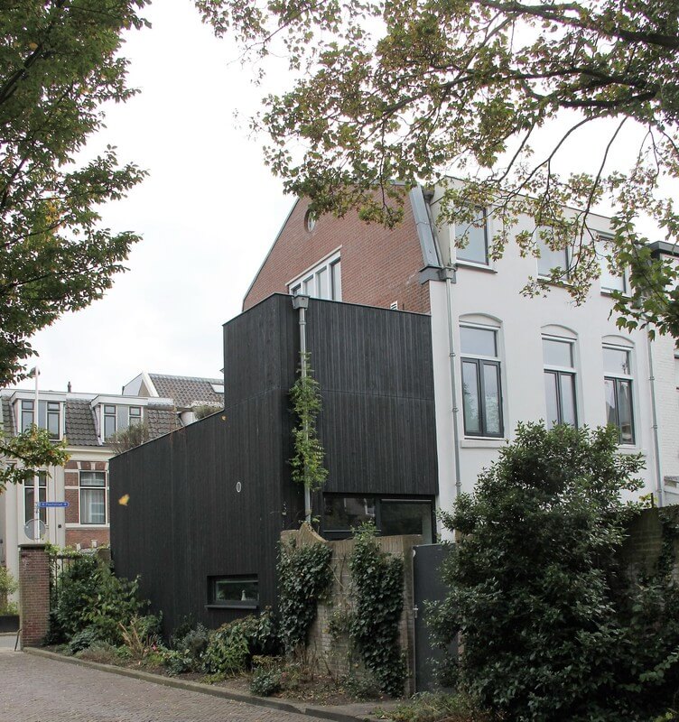 Poortstraat 128, ergens daarboven woonde Vroman. De houten aanbouw was er toen nog niet. Foto: W. Geijssen