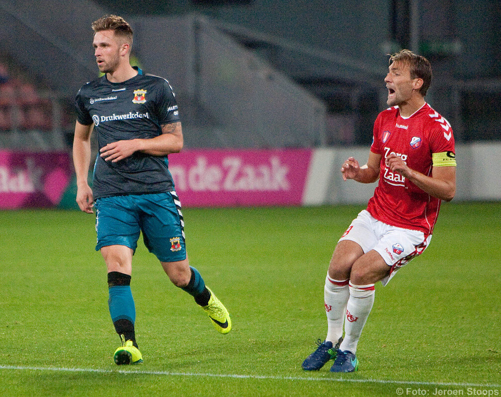 Leon de Kogel, hier met Utrecht-speler Janssen, was weer terug in de Galgenwaard. Foto: Jeroen Stoops