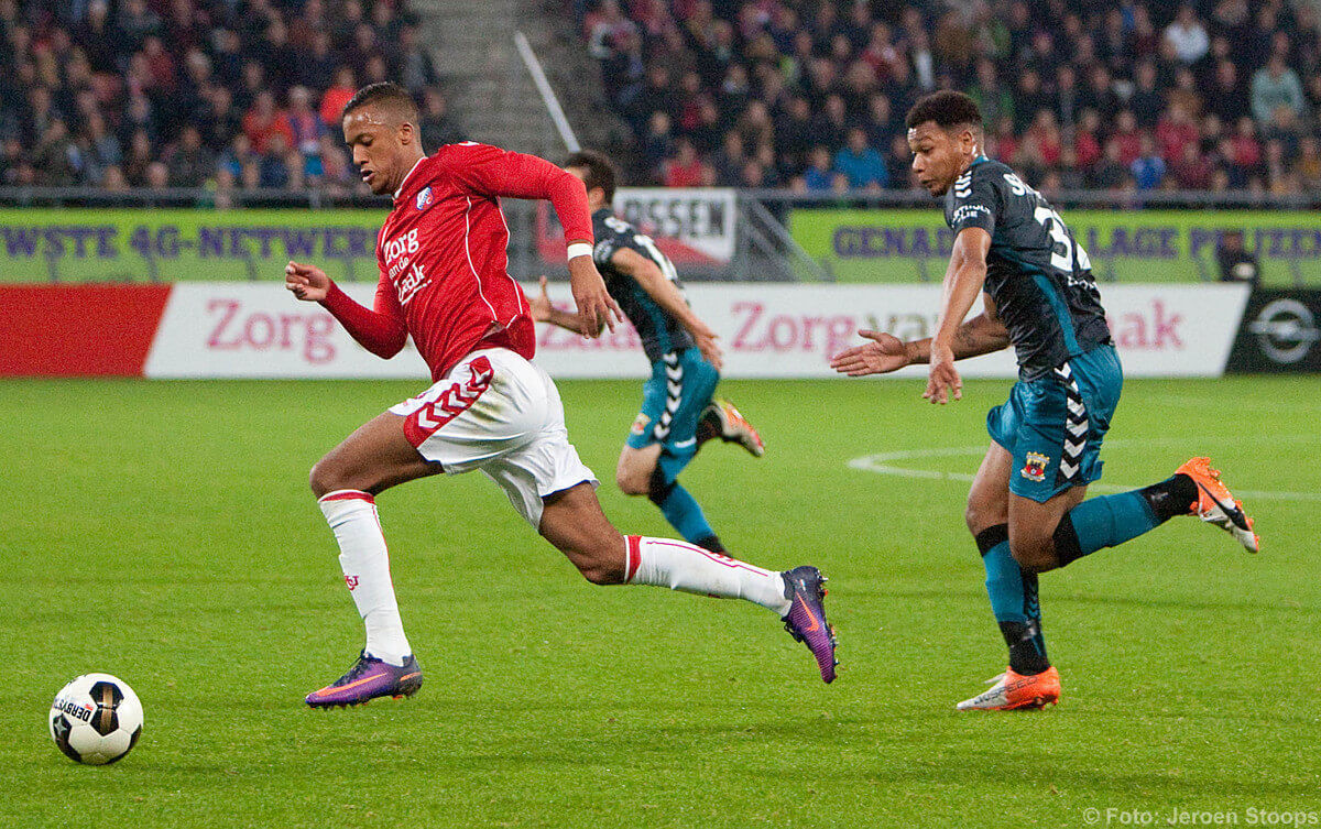 Zitkovic laat de achterkant van zijn schoenen zien. Foto: Jeroen Stoops