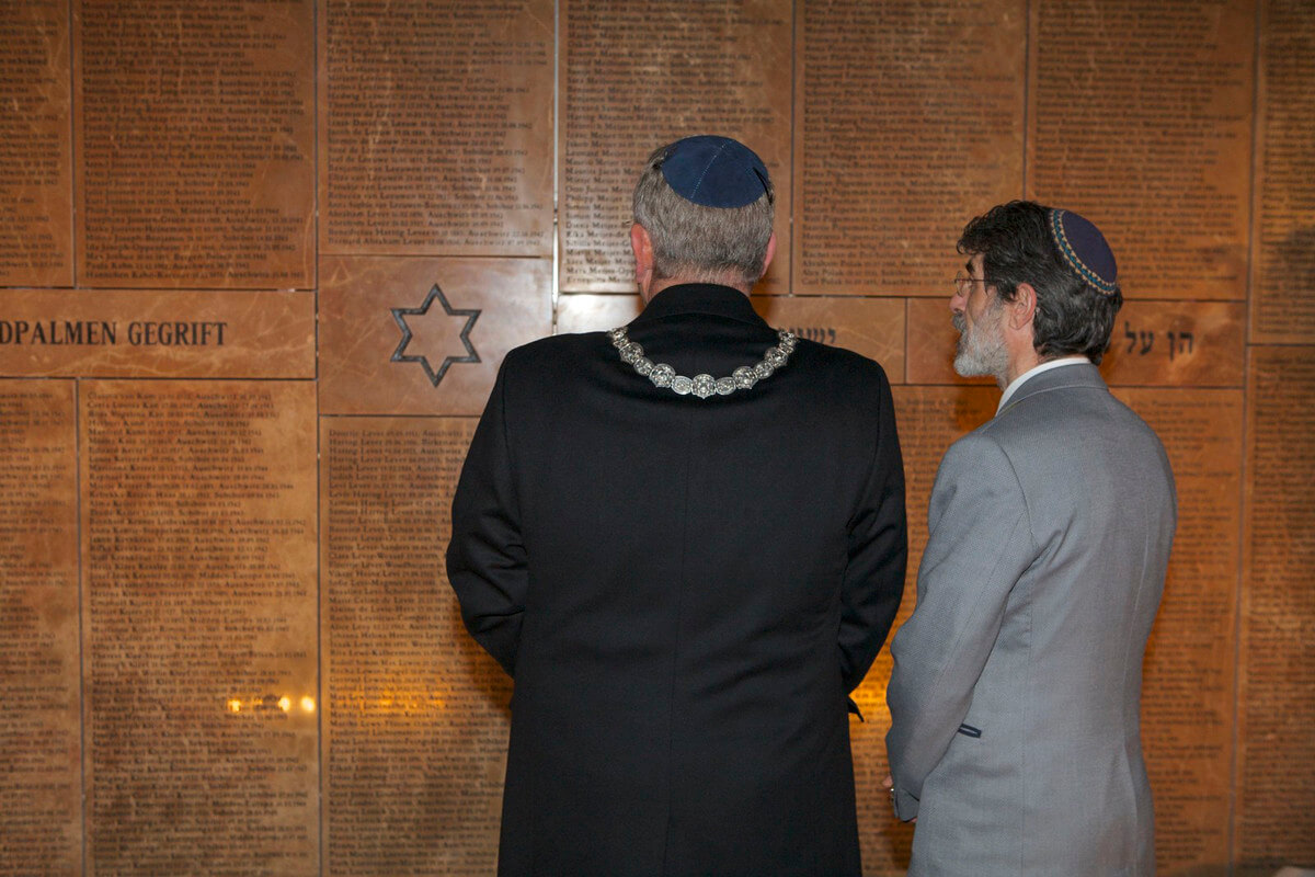 Burgemeester Van Zanen (met ketting) bij het Joods Monument in 2015. Foto: Ton van den Berg