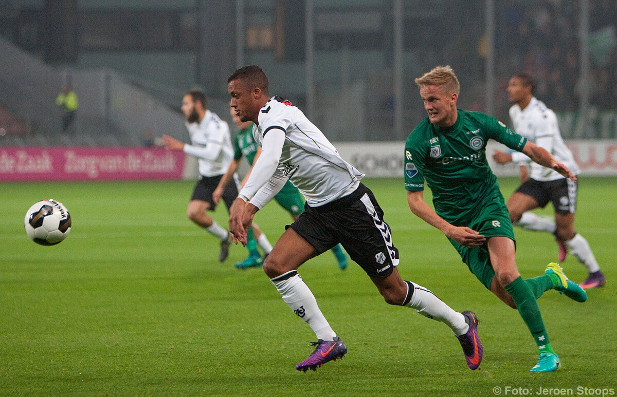 Zivkovic wordt belaagt door Groningenspeler Larsen. Foto: Jeroen Stoops