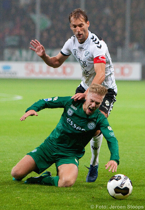 Van Weert gaat vol drama naar de grond na ingreep van aanvoerder Janssen. Foto: Jeroen Stoops