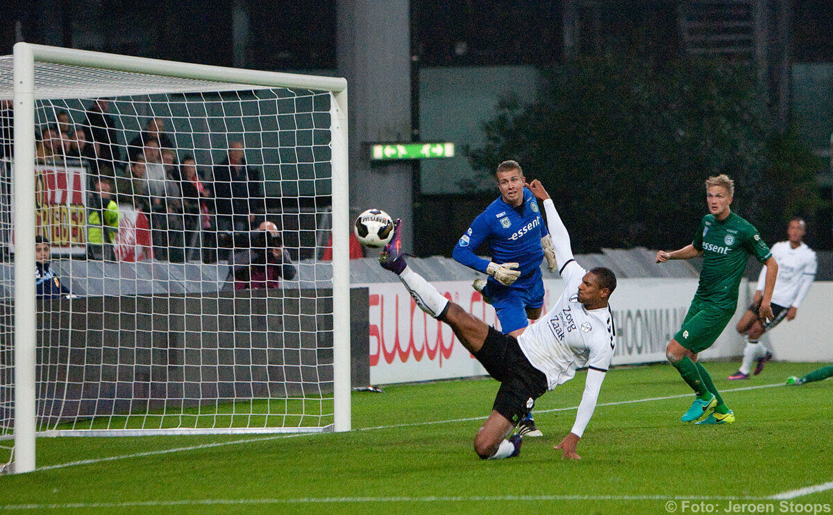 Haller mist op het nippertje de bal. Foto: Jeroen Stoops