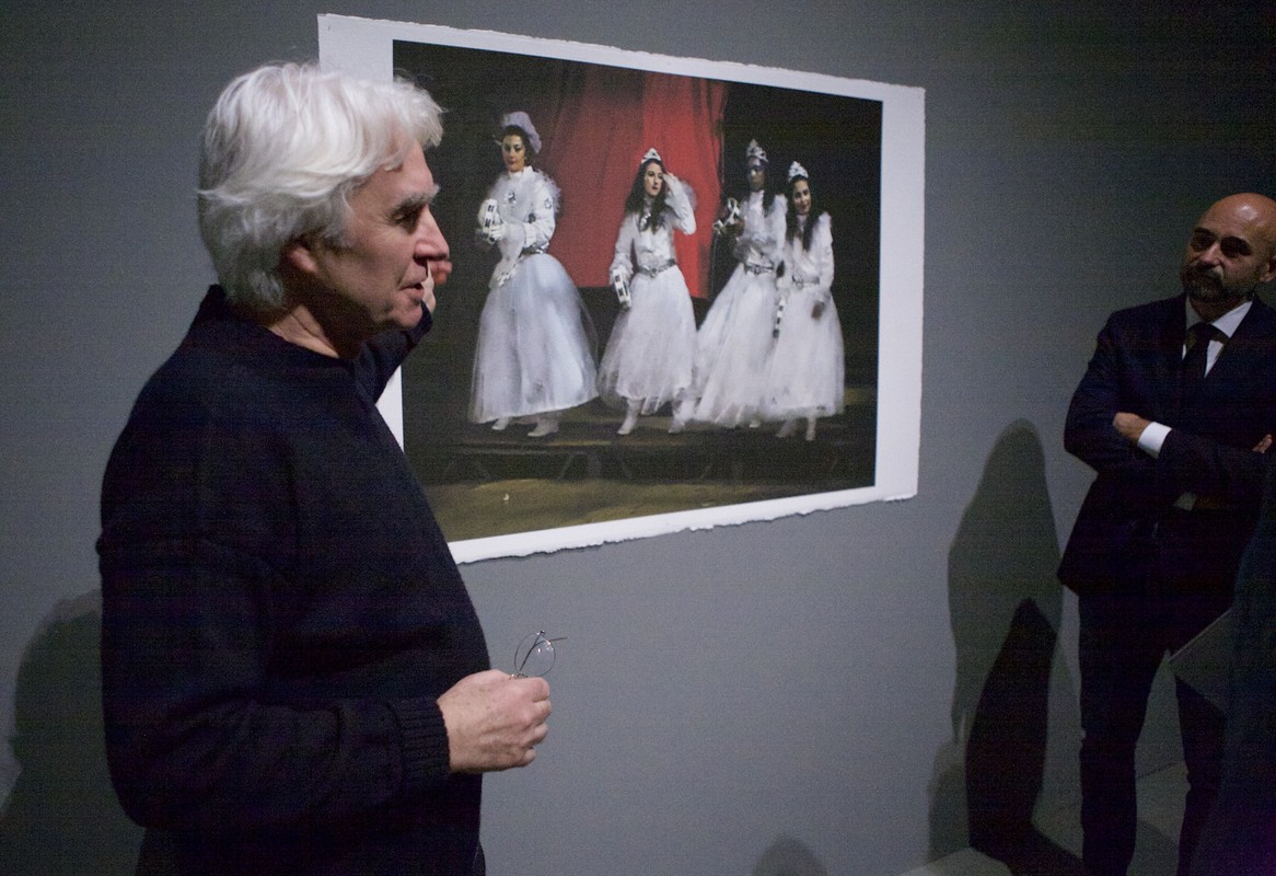 Craigie Horsfield vertelt en museumdirecteur Jacobs luister. Foto: Ton van den Berg