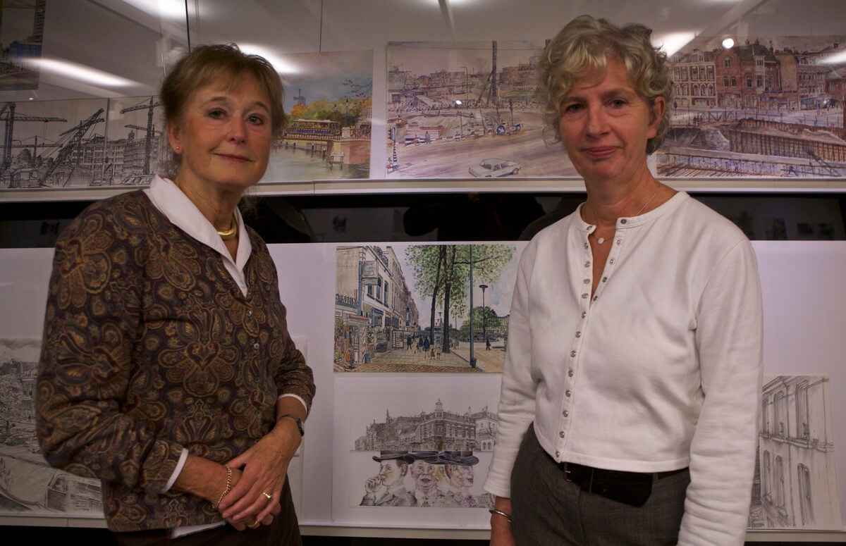 Tolien Wilmer (links) en Joyce Pennings bij de expositie De Getekende Stad in Het Utrechts Archief aan de Hamburgerstraat. Foto: Ton van den Berg