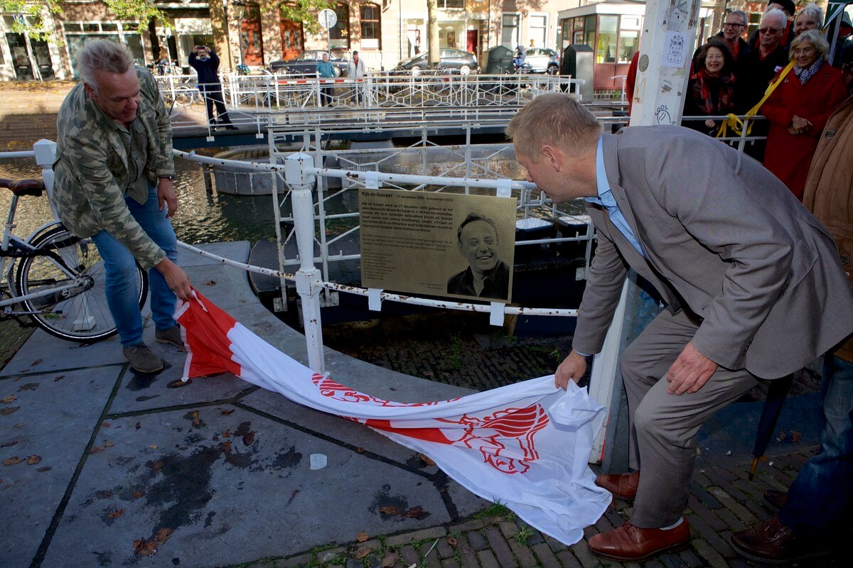 Onthulling van de plaquette met wethouder Diepeveen (rechts) en Rijk de Gooijer jr.. Foto: Ton van den Berg