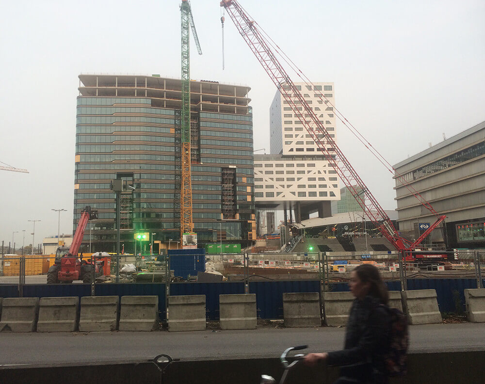 Als een verkeerd geparkeerde Hummer staat het gebouw voor het Stadskantoor. Foto: Jim Terlingen