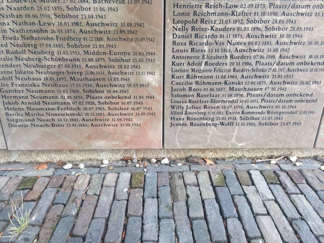 Kiezelsteentjes bij het monument: een joods teken dat men de doden heeft herdacht. Foto: Jim Terlingen