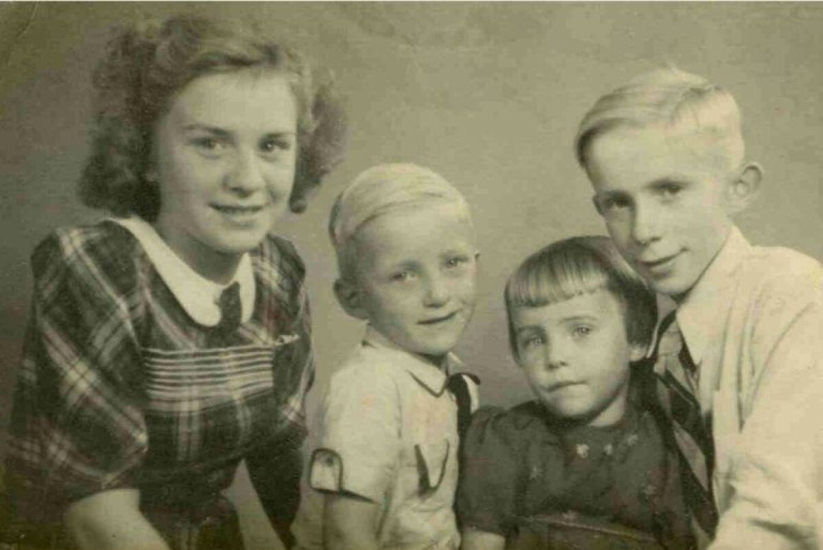 Ria, Ries, Anneke en Gerard. Foto: collectie Wim Geijssen