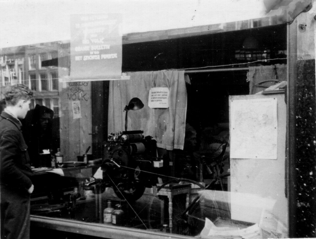 Na de oorlog wordt in een etalage een stencilmachine getoond waarmee illegale kranten werden gedrukt. Foto: W. de Vries