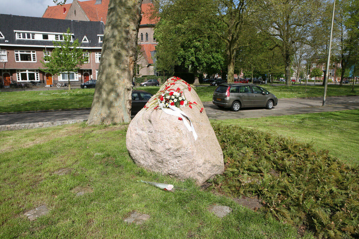 Een grote steen op de Marijkelaan herinnert aan het schietincident. Foto: Ton van den Berg