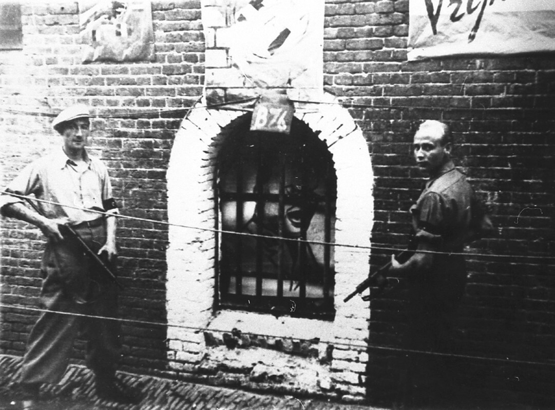 Een door BS-ers ‘bewaakt’ portret in de Achterstraat. Foto: Volksbuurtmuseum