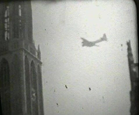 Een vliegtuig van de geallieerden vloog ook even een rondje boven de Domtoren. Foto: Collectie HUA
