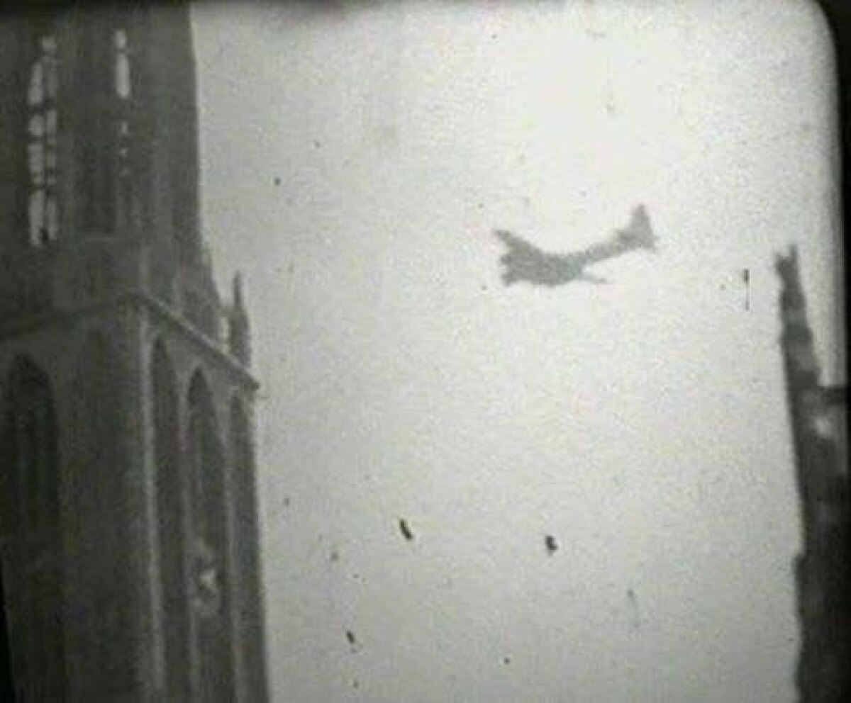 Een vliegtuig van de geallieerden vloog ook even een rondje boven de Domtoren. Foto: Collectie HUA