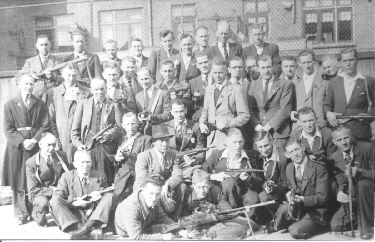 Medewerkers van Kwartier IV van de Binnenlandse Strijdkrachten op de speelplaats van de Groen van Prinstererschool, na de bevrijding. Foto: Museum van Zuilen