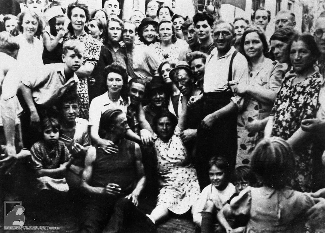 Wijk C'ers in de Bergstraat bij een bevrijdingsfeest mei 1945. Foto: Volksbuurtmuseum