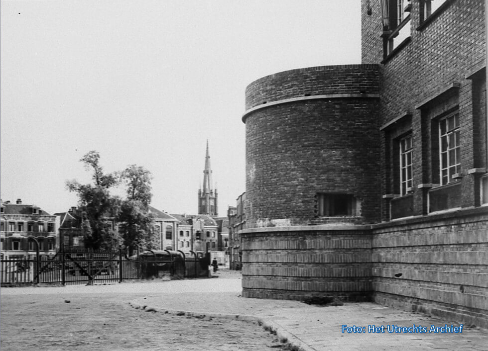 Een van de bunkers aan het politiebureau Paardenveld. Op de achtergrond de Monicakerk bij de Herenweg. Foto: HUA