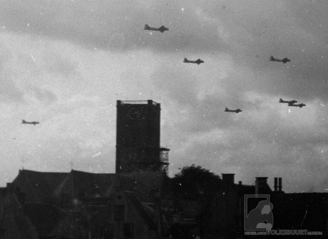 Vliegtuigen met voedsel vliegen op 3 mei 1945 voorbij en op voorgrond Jacobikerk in Wijk C. Foto Volksbuurtmuseum
