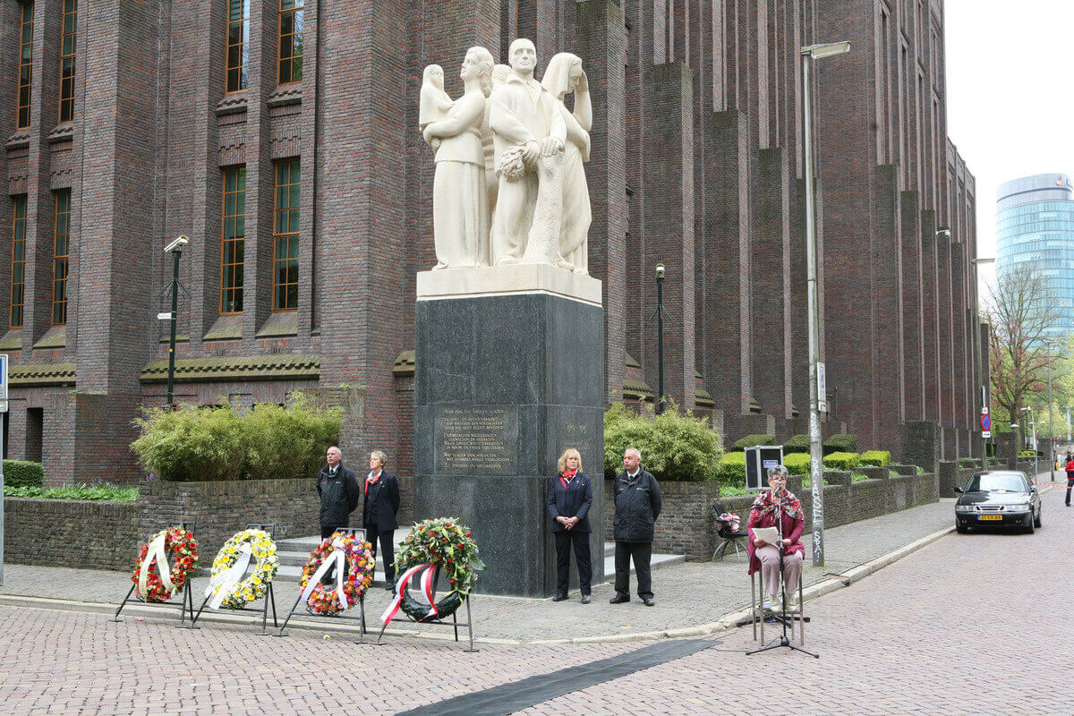 Lenie de Leeuw leest haar familieverhaal voor in het Moreelsepark. Foto: Ton van den Berg