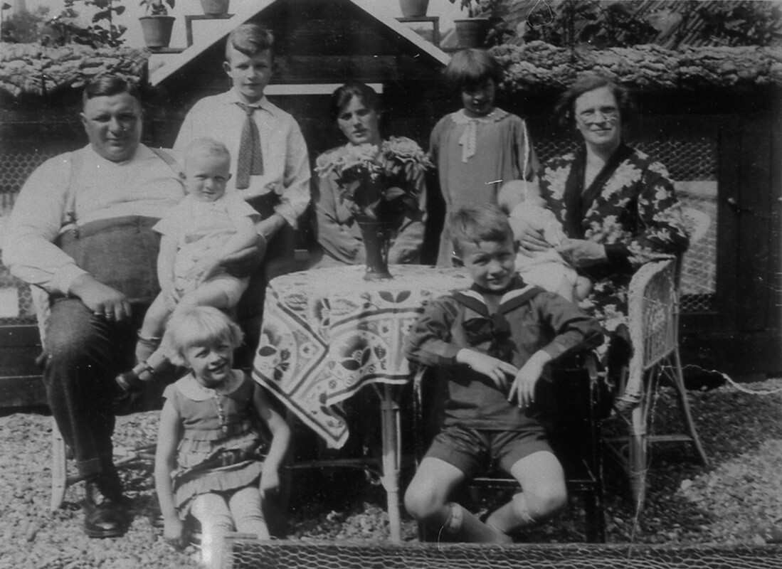 De familie Van der Mars op het dak van het pakhuis aan de Waterstraat;  Staande, tweede van rechts, Jopie van der Mars, 1931.