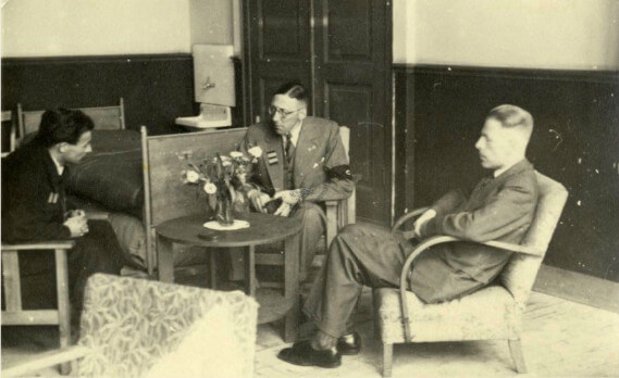Mr. M.M. Kwint (midden) met zijn bevelvoerders W. van der Maal (rechts) commandant van het Kwartier 4 en chef-staf J. van Uitert. Foto: Collectie HUA