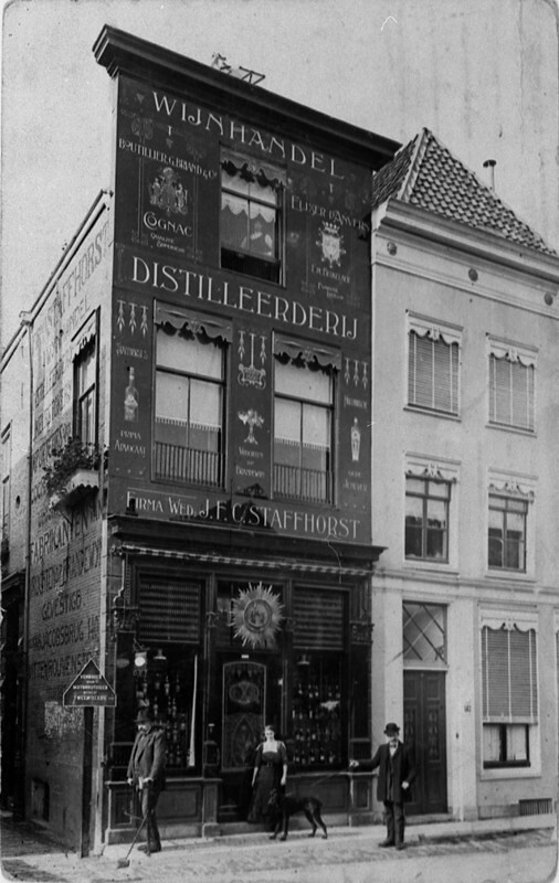 Het pand van de wijnhandel- distilleerderij aan de Oudegracht, ca. 1915.  Foto: Volksbuurtmuseum