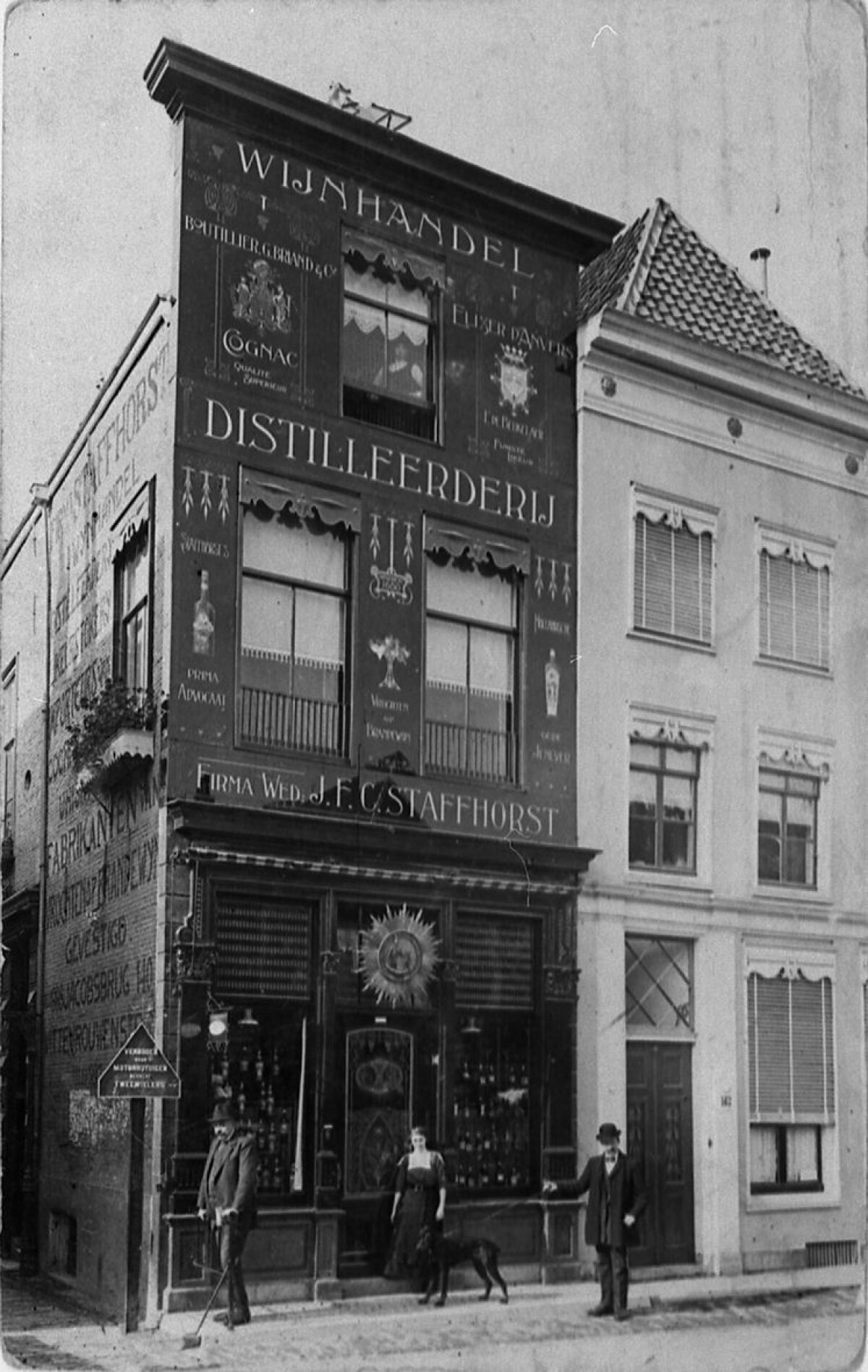 Het pand van de wijnhandel- distilleerderij aan de Oudegracht, ca. 1915. Foto: Volksbuurtmuseum