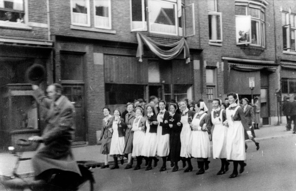 Zusters Diaconessen gaan zingend door de straat. Foto: Collectie HUA