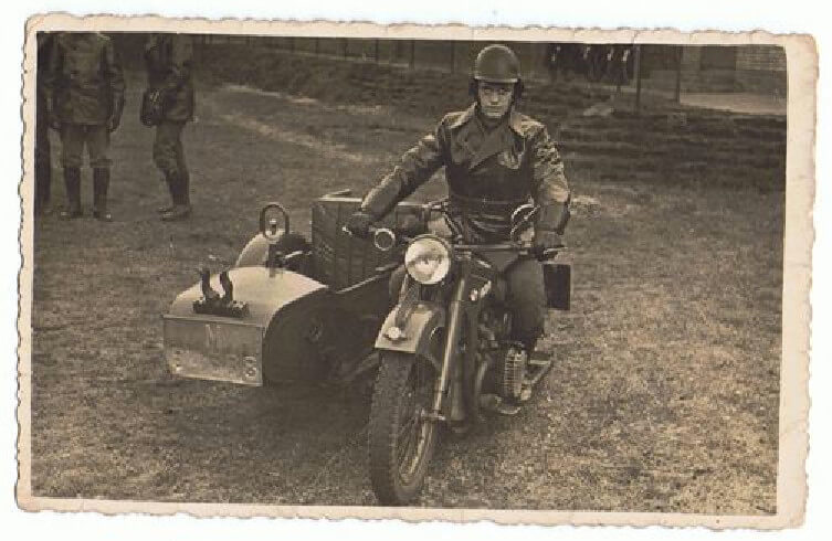 Johannes van Dijk op de motor voor de oorlog. Foto: archief familie Van Dijk