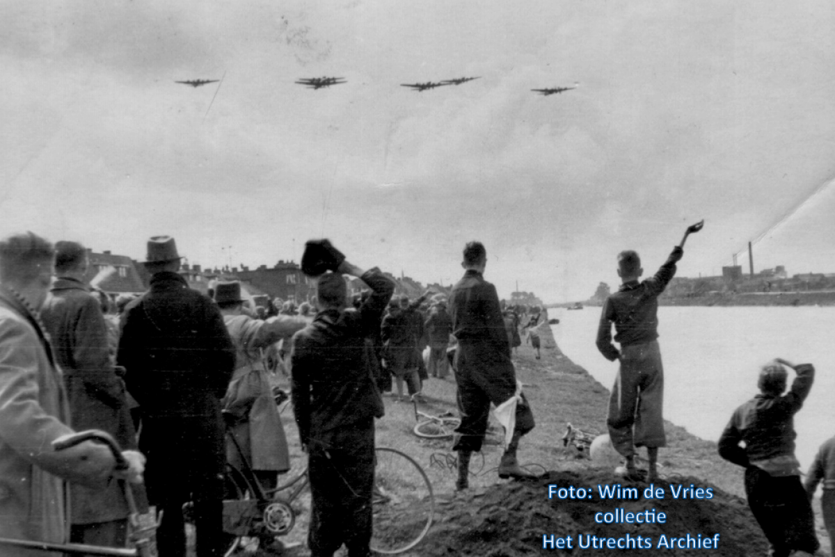 De vliegende forten worden verwelkomd aan de rand van het Merwedekanaal bij de Rivierenwijk. Foto Wim de Vries (Collectie HUA)