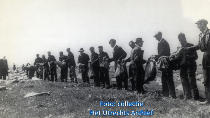 Burgers vormen een ketting om voedsel door te geven. Foto: Collectie HUA