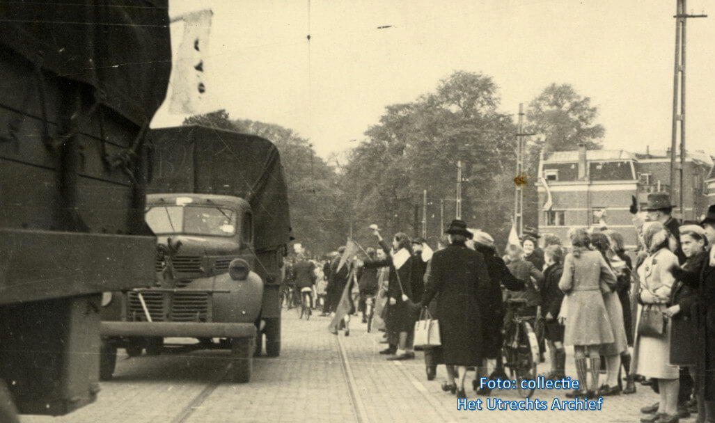Vrachtwagens die hun lading hebben gelost rijden via de Biltstraat weer richting Rhenen. Foto: collectie HUA
