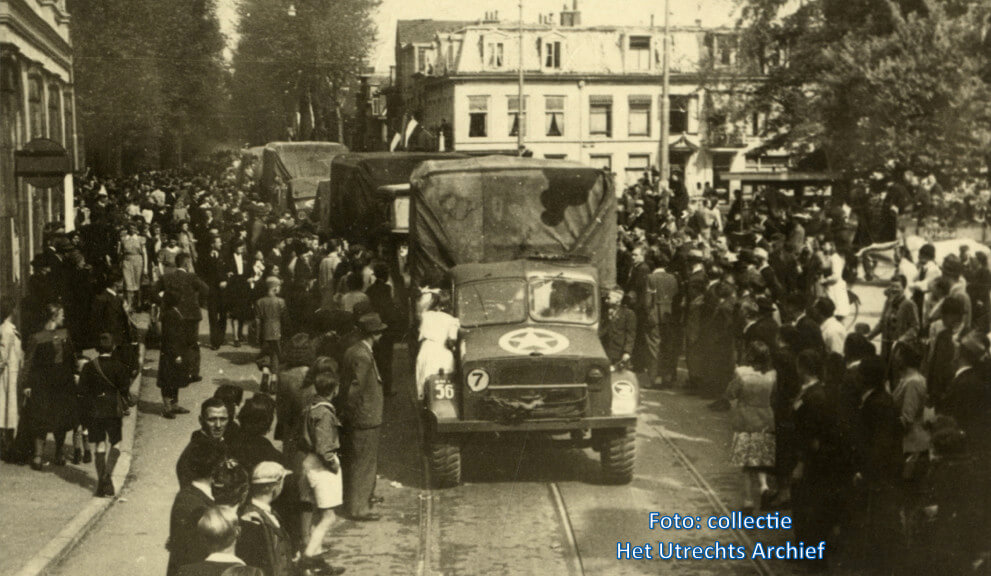 Vrachtwagens met levensmiddelen rijden de Wittevrouwenstraat in. Foto: Collectie HUA