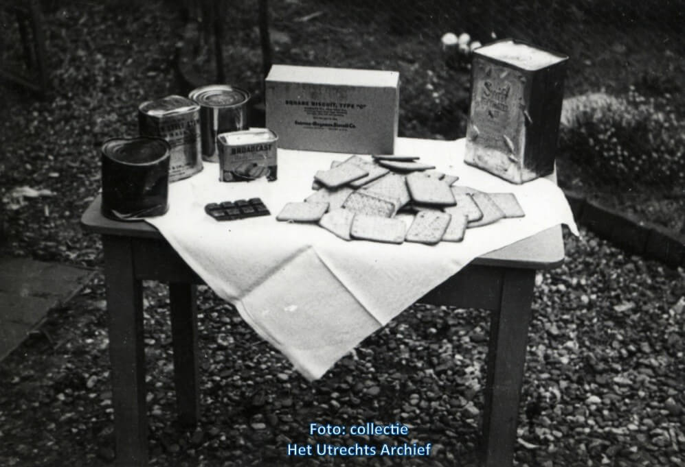 De inhoud van een voedselpakket uitgestald op een tafel. Foto: Collectie HUA