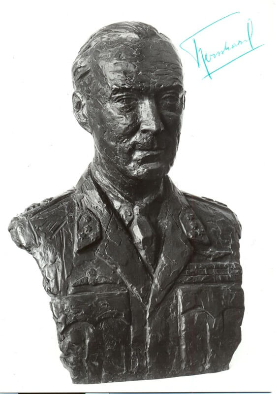 Een prentenbriefkaart van de buste van prins Bernhard en zijn handtekening. Foto: collectie Joop reynolds