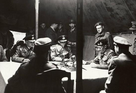 Generaal Montgomery in een tent met Duitse generaals op de Lunenburgerheide.