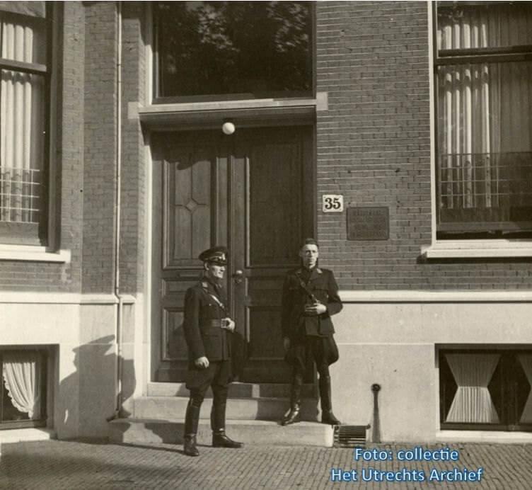 Twee leden van de W.A. (Weerbaarheidsafdeling) voor de ingang van het hoofdkwartier van de Nationaal Socialistische Beweging (N.S.B., Maliebaan 35), 1941-1943. foto: Nationaal Foto Kantoor (Collectie HUA)